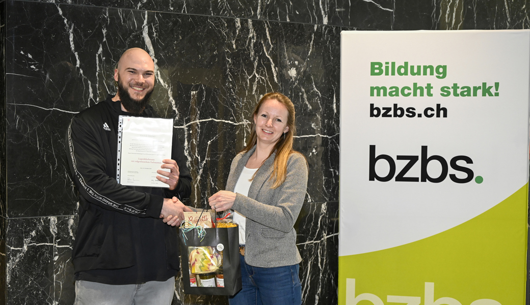 Patrick Marxer mit Lehrgangsleiterin Christine Heeb-Oehri.