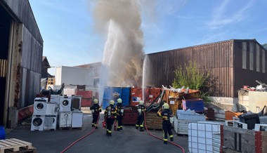 Feuerwehreinsatz: Recycling-Mulde entzündete sich