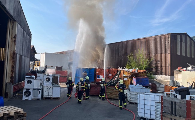Feuerwehreinsatz: Recycling-Mulde entzündete sich