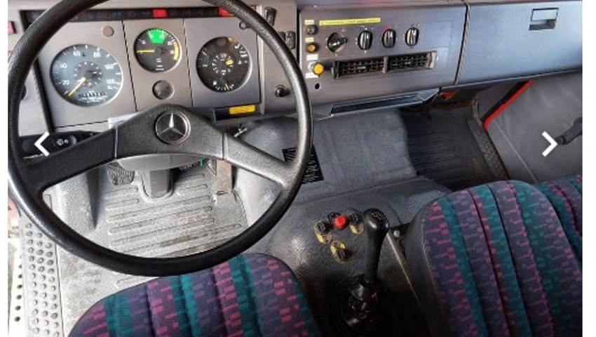  So sieht es in der Fahrerkabine des alten Mercedes-Benz aus.