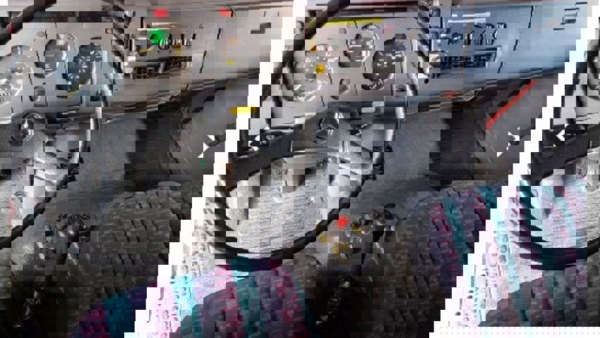  So sieht es in der Fahrerkabine des alten Mercedes-Benz aus.