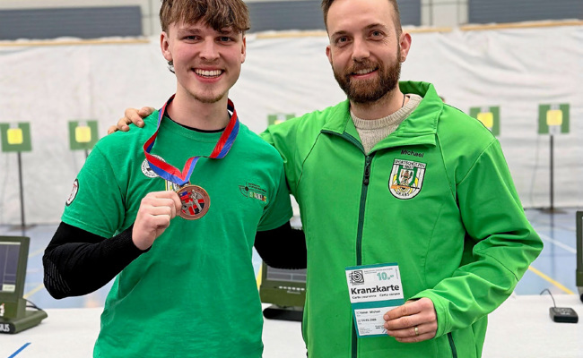 Zwei Gamser mit Bronzemedaillen