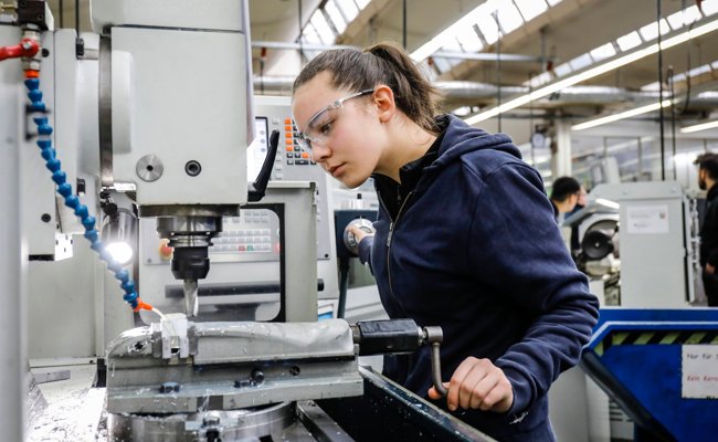 «Frauen wollen keine Frauenförderung»: OST-Studie zeigt auf, wie Industriebetriebe Frauen als Mitarbeiterinnen halten können