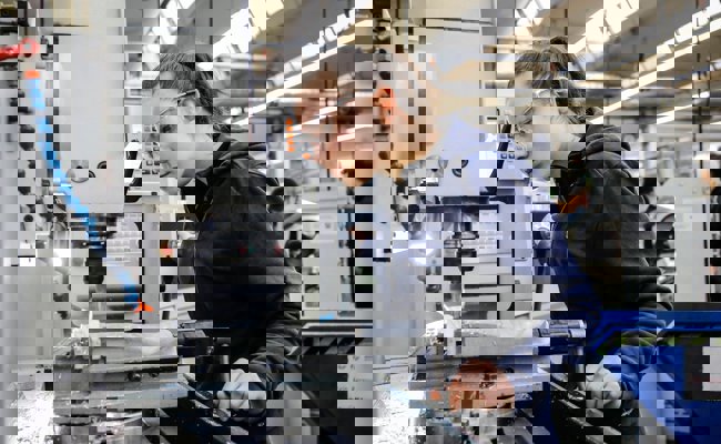 «Frauen wollen keine Frauenförderung»: OST-Studie zeigt auf, wie Industriebetriebe Frauen als Mitarbeiterinnen halten können