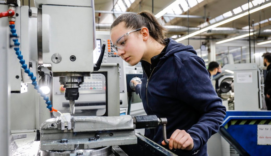 «Frauen wollen keine Frauenförderung»: OST-Studie zeigt auf, wie Industriebetriebe Frauen als Mitarbeiterinnen halten können