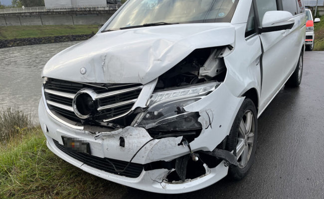 Eine Person verletzt sich bei einem Verkehrsunfall auf der Rheinbrücke in Bendern