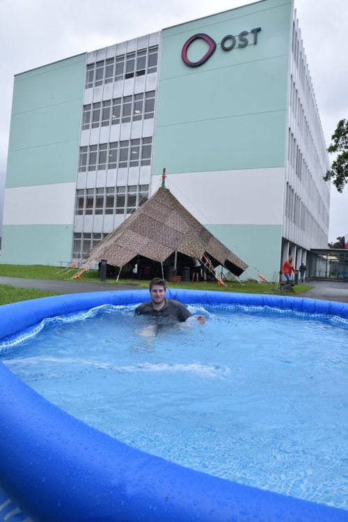  Trotz kühler Temperaturen muss der Pool für ein gutes Bild auch genutzt werden, sagt sich Beda Durrer.