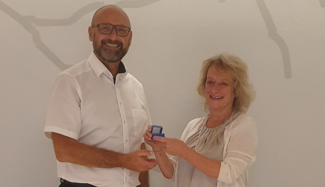 Wechsel an der Kiwanis-Spitze: Esther Albertin übergibt das Präsidium an ihren Nachfolger Päuli Kohler.