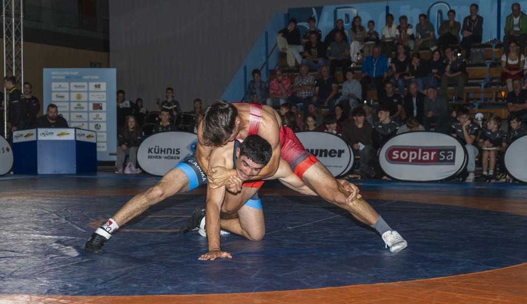 Quintus Zogg (rot) im Kampf gegen Schattdorfs Sven Epp.