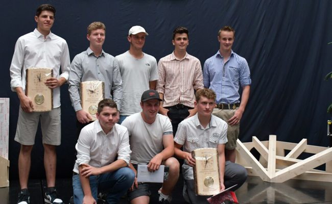 Die Lehrlinge von einst sind im schwierigsten Teil, dem Dachstuhl, angekommen