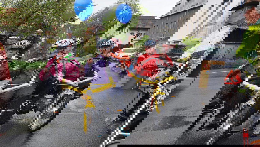  Ab auf die Holzbrücke und im Nachbarland weiterradeln. 