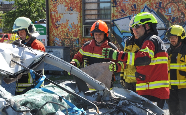 70 demolierte Autos verwendet: Feuerwehren übten Strassenrettung