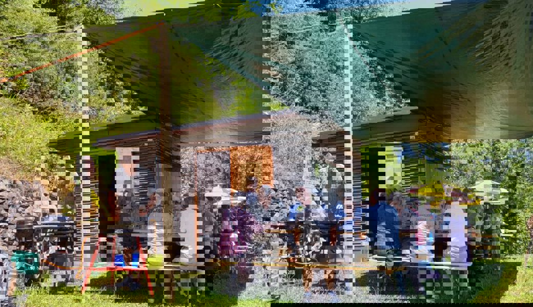  Gemütliches Beisammen, beschattet und mit Speis und Trank. 