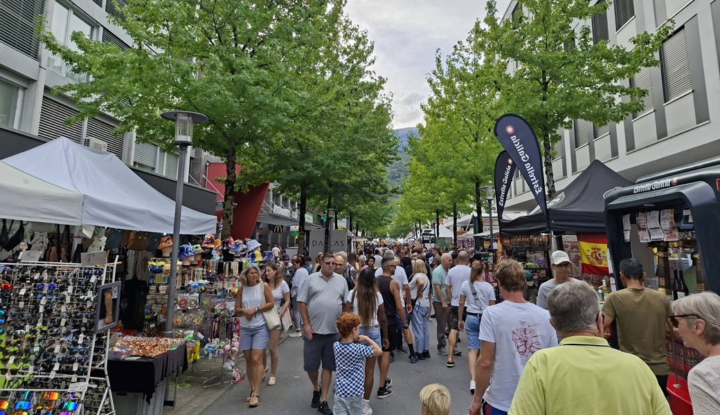 Am Buchserfest herrschte am Samstag reges Treiben: Zwischen Marktständen, Essensangeboten, Musik und verschiedenen Attraktionen war die Bahnhofstrasse den ganzen Tag über gut besucht.