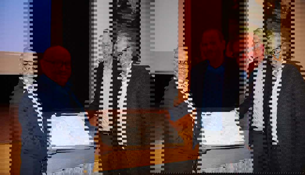 Präsentierten die Projektentwicklung des Areals Acker (von links): Rolf Züllig (Gemeindepräsident Wildhaus-Alt St. Johann), Heini Seger (Geschäftsinhaber Seger Ingenieure GmbH) sowie Marcel Wüthrich (Geschäftsleitung Quantuvia AG). 