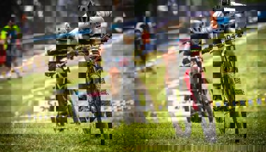 E-Mountainbike-Weltmeisterin Nicole Göldi siegt erstmals im Weltcup