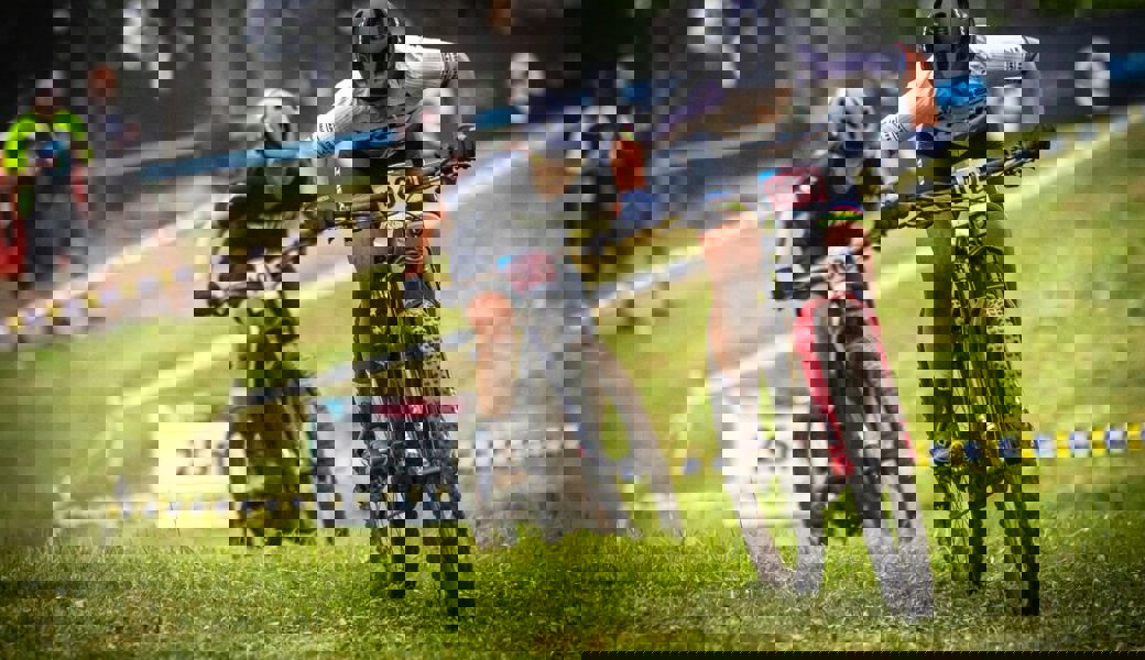  Auf dem Weg zum Sieg: Nicole Göldi (vorne) hält ihre Gegnerin in Schach. 