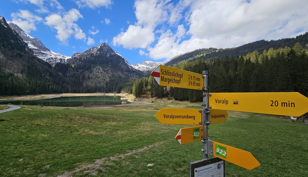 Er liegt idyllisch, hat aber momentan deutlich weniger Wasser als normal: der Voralpsee am Grabserberg.