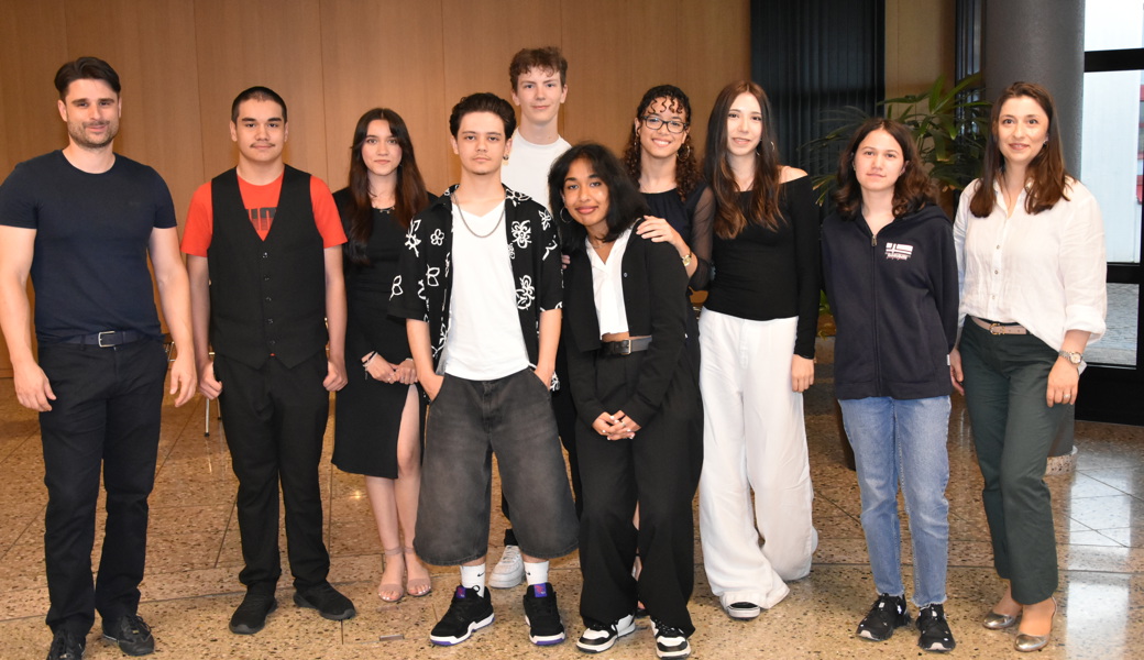 Absolventinnen und Absolventen des Berufsvorbereitungsjahrs mit dem Leiter des Berufsvorbereitungsjahrs, Rico Grüneis (links), und Lehrerin Sebnem Efe (rechts). 