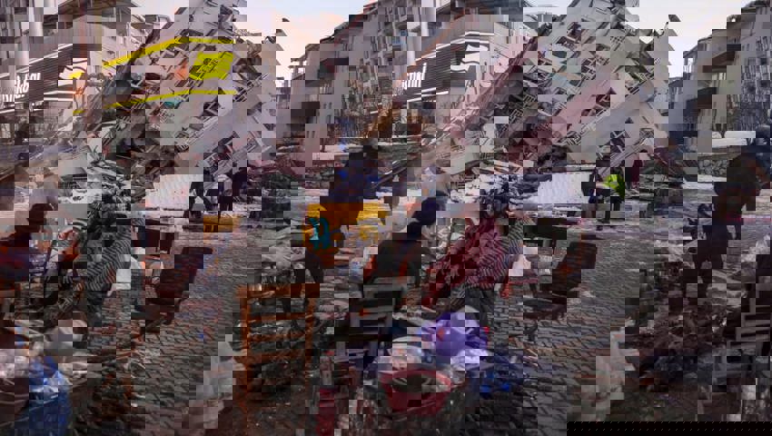  Eingestürztes Wohnhaus im Südosten der Türkei. 