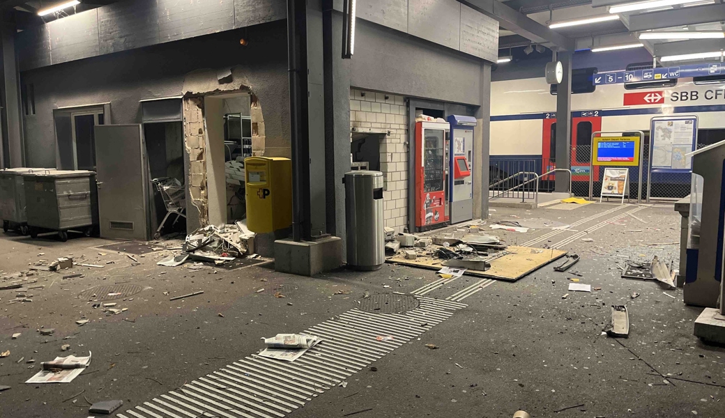 Die Täterschaft sprengt den Geldautomaten am Bahnhof Ziegelbrücke.