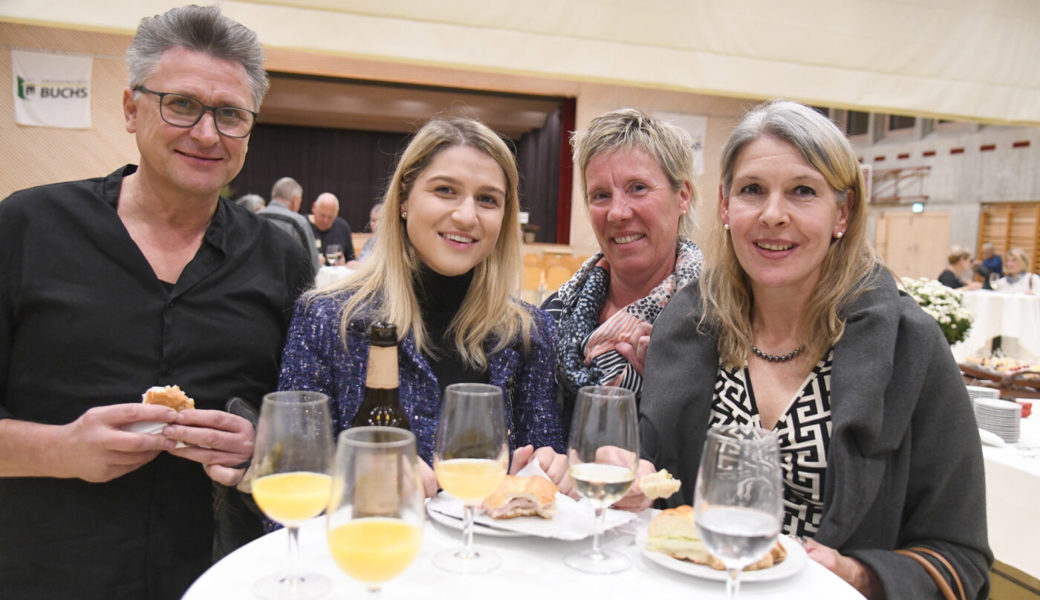  Gemütlichkeit und Geselligkeit, dazu eine Portion Humor, viele Gespräche und natürlich der Apéro riche mit zahlreichen Leckereien und Getränken: Das machte den Buchser Ortsbürgerabend in seiner zweiten Auflage am letzten Freitag zu einem besonderen Treffpunkt. Bilder: Hansruedi Rohrer