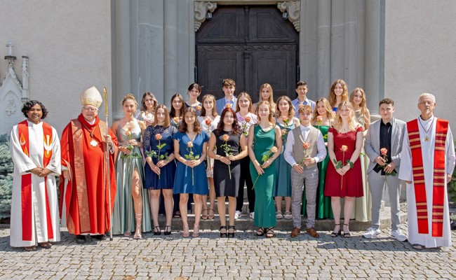 Dreimal Firmung mit Bischof Markus und Pfarrer Erich Guntli