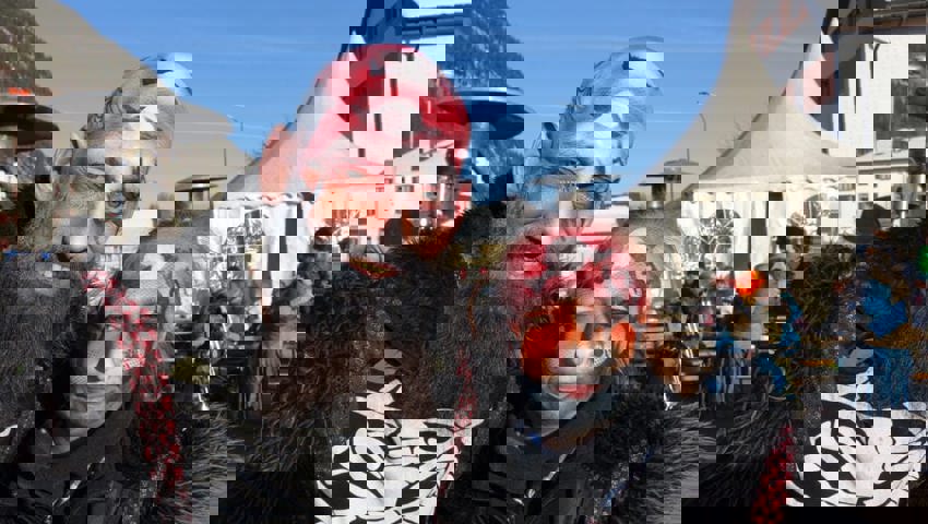  Geschminkte Kunstwerke: Zwei Gugger der Gämselibögg Gams. 