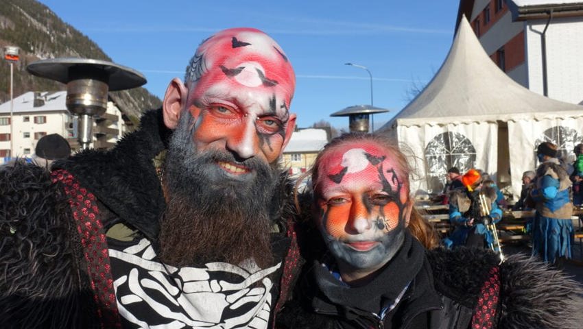  Geschminkte Kunstwerke: Zwei Gugger der Gämselibögg Gams. 