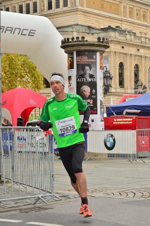  Alexander Heim beim Marathon in Frankfurt, wo er das einzige Mal unter zweieinhalb Stunden blieb. 