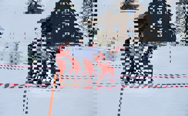 Ein Stallbrand war das Motto der unterhaltsamen Feuerwehr-Skimeisterschaft in Wildhaus