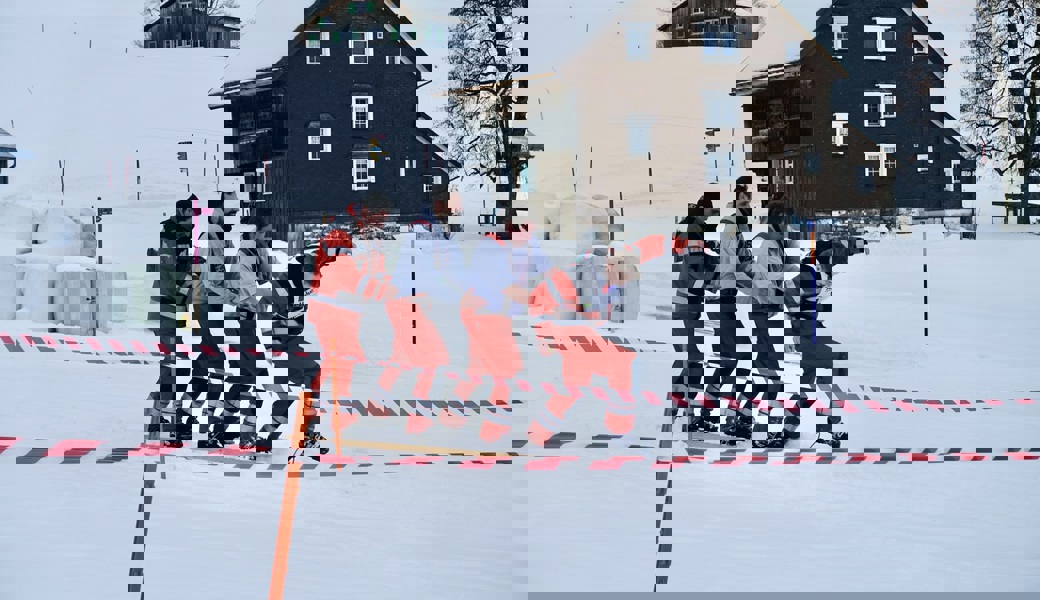 Ein Stallbrand war das Motto der unterhaltsamen Feuerwehr-Skimeisterschaft in Wildhaus