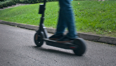 Jugendlicher entzieht sich Polizeikontrolle und stürzt mit E-Scooter