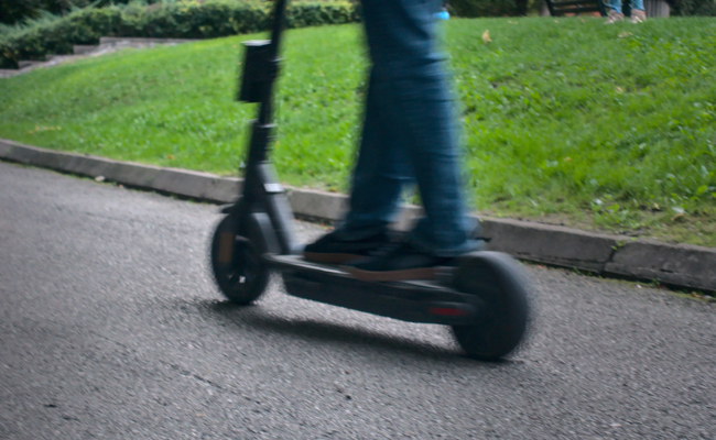 Jugendlicher entzieht sich Polizeikontrolle und stürzt mit E-Scooter