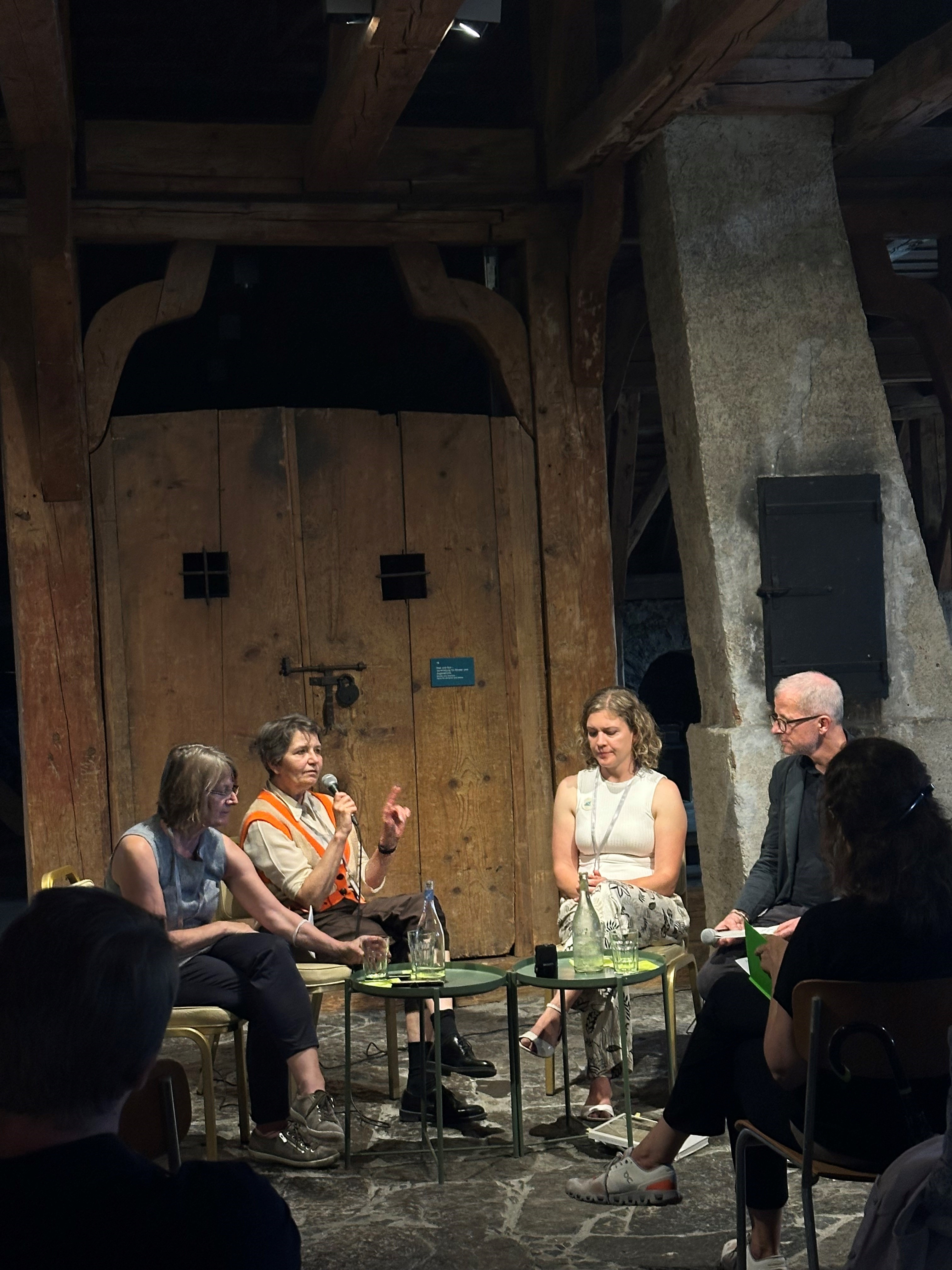 Diskussionsrunde im Dachstock des Schlosses mit Carolin Krumm, Karin Sander, Sibylle Good und Thomas Gnägi.