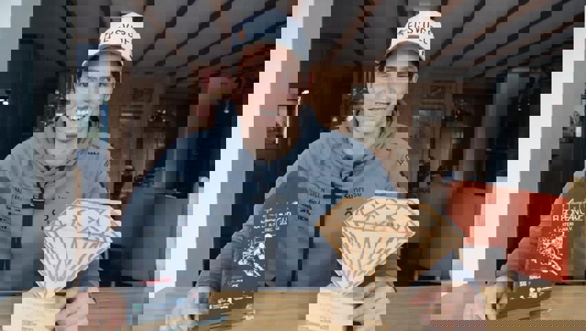  Josua Mettler mit zwei Europacup-Trophäen. 