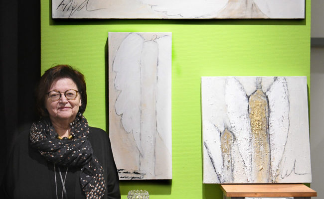 Himmlische Bilder und Karten: Margrit Zimmermann brachte Freudenboten auf die Leinwand