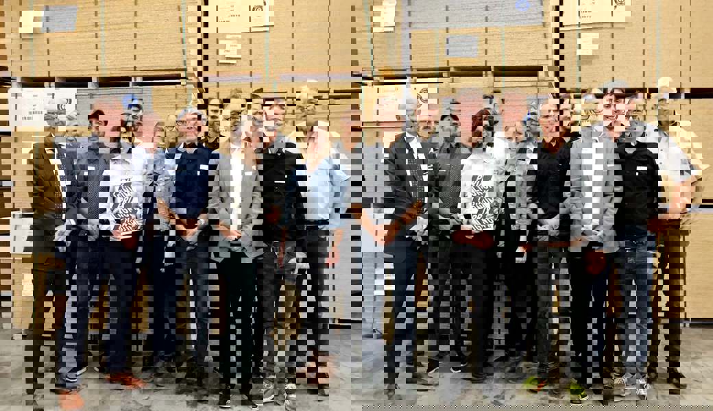 Architektin Nicole Zehnder (mit Preiscouvert) von Felgendreher Olfs Köchling und der bauführende Architekt Matthias Gauer (mit Hut) zusammen mit Mitgliedern der Bauherrschaft und beteiligten Holzbauunternehmen. Zu den Gratulanten gehörte auch der Wartauer Regierungsrat Beat Tinner (ganz links). 