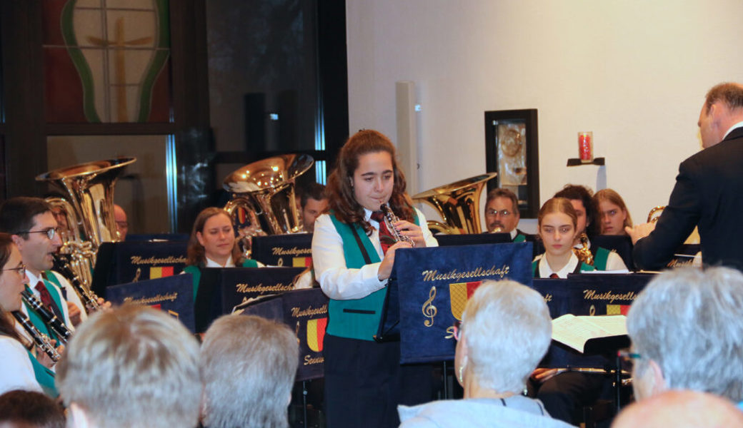  Lara Rhiner überzeugt das Publikum mit ihrem Solostück. 