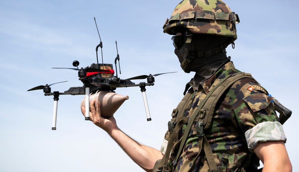 Die Waffen der Zukunft: Ein Soldat mit einer Drohne des Typs SLM-10 auf dem Waffenplatz in Thun.