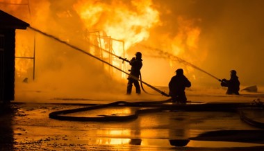 Grossbrand in Lastwagen-Werkstattbetrieb ennet dem Rhein