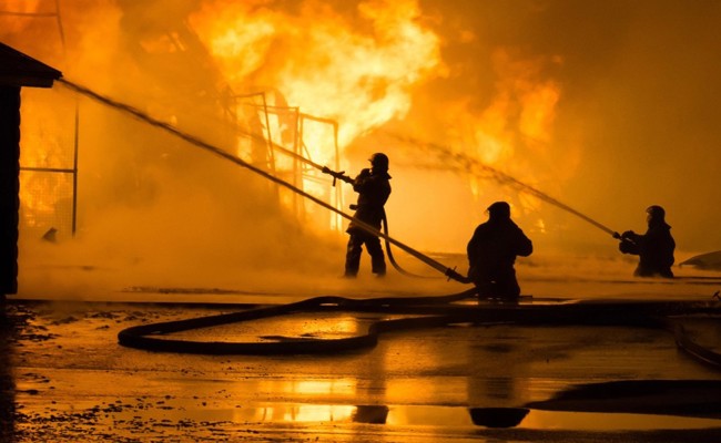 Grossbrand in Lastwagen-Werkstattbetrieb ennet dem Rhein