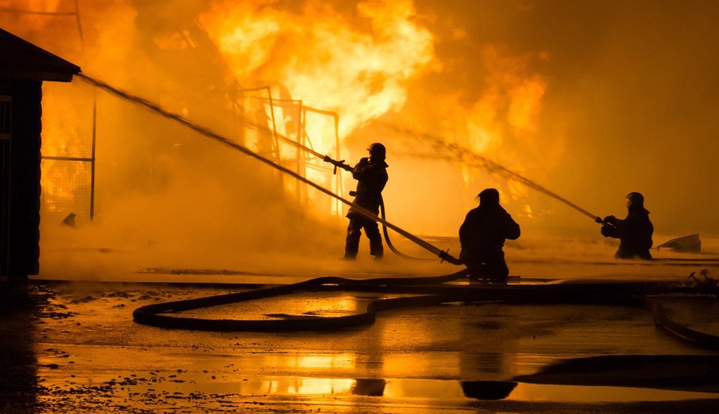 Grossbrand in Lastwagen-Werkstattbetrieb ennet dem Rhein