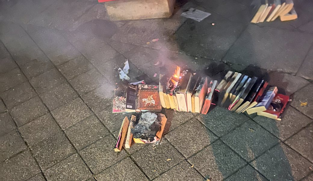 Die Bücher gingen in Flammen auf.