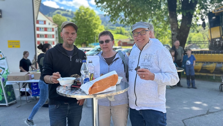 Marcel, Tamara und René Honegger (v.l.) aus Gossau liessen sich das frische Brot schmecken. 