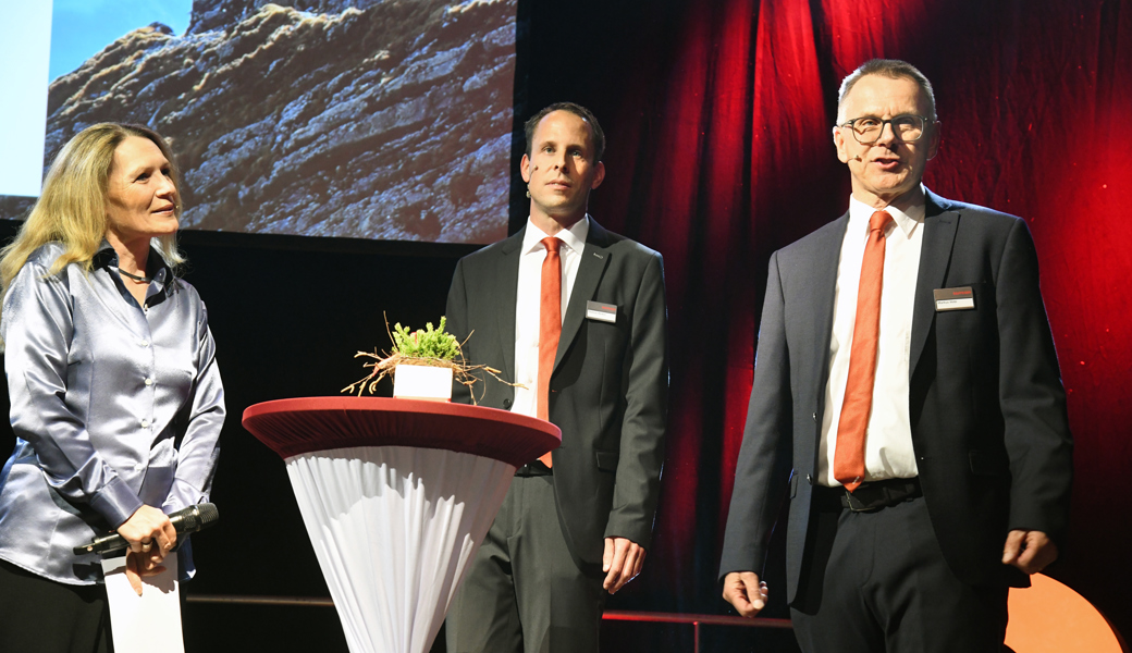 Regula Elsener im Gespräch mit Verwaltungsratspräsident Markus Hobi (rechts) und Bankleiter Thomas Bleiker. 