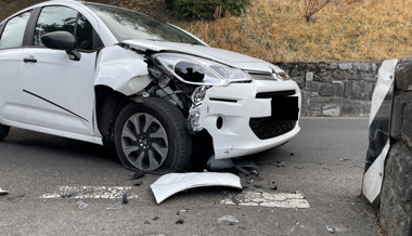 Beim Kreuzen mit anderem Auto in Mauer gefahren