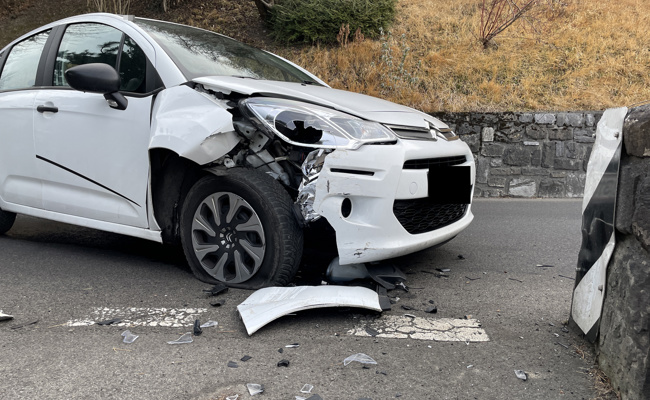 Beim Kreuzen mit anderem Auto in Mauer gefahren