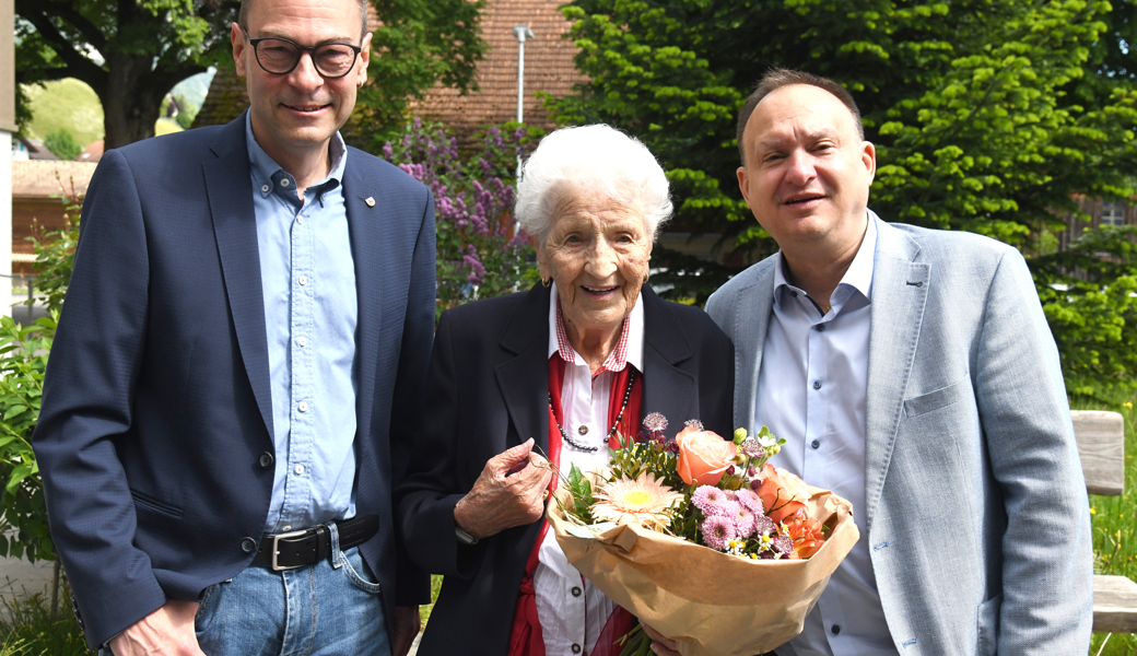 Manuel Schöb als Gamser Gemeindepräsident (links) und Niggi Lippuner, Gemeindepräsient Grabs, gratulieren Babettli Lippuner zum hohen Geburtstag.