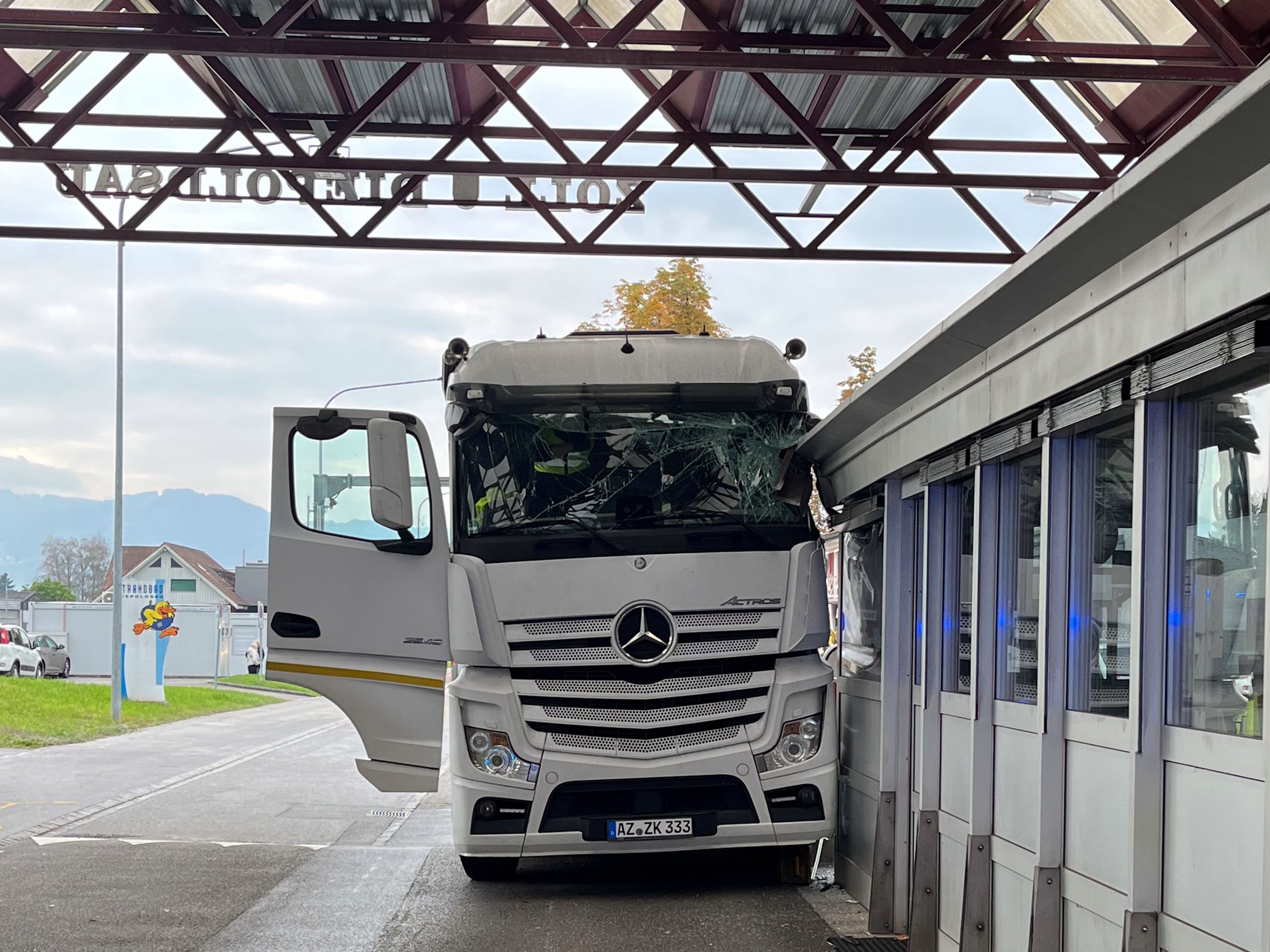 Medizinisches Problem: Mit Lastwagen in Zollhaus gefahren, grosser Schaden